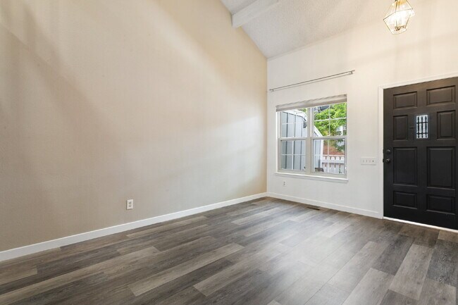 Foto del edificio - Charming 2BR + Loft Townhome with Stylish ...