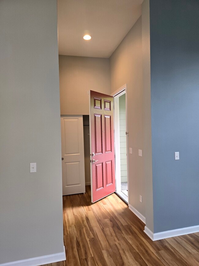Entry - 454 Shelton Pl NE