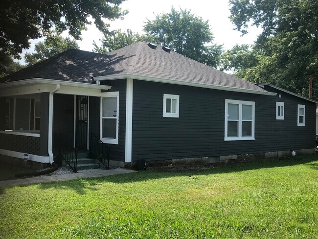 Side - 1923 W 10th St