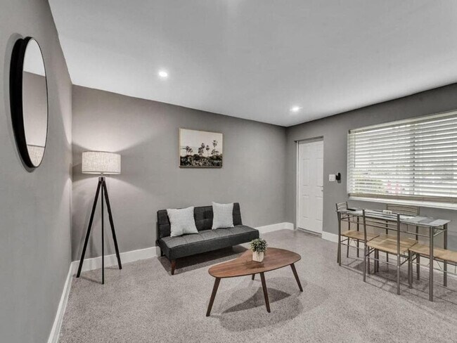 Foto del edificio - 906 N Riverside Dr