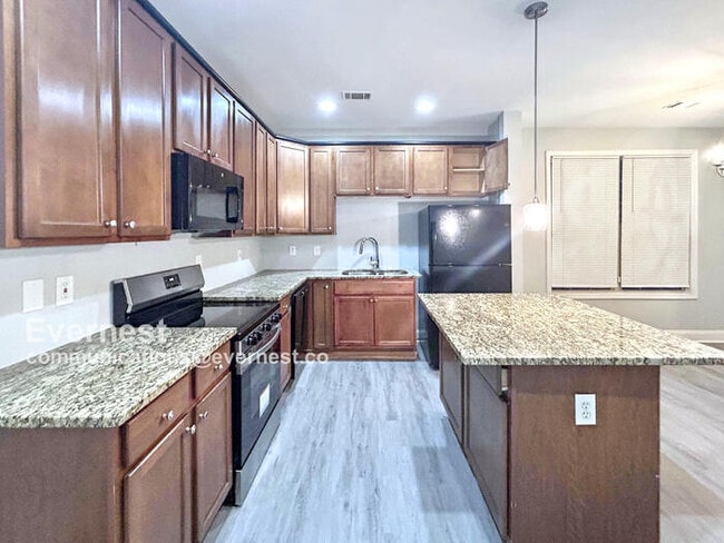 Building Photo - 1305 Sweetbriar Cir