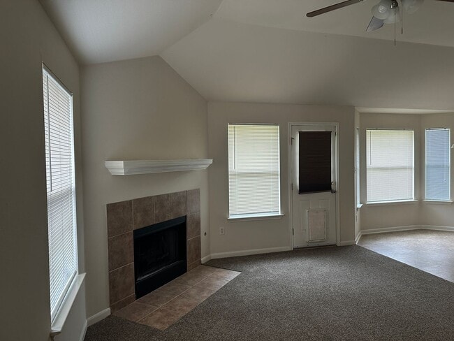 Building Photo - College Station - 3 bedroom - 2 bath - Garage and fenced in yard.