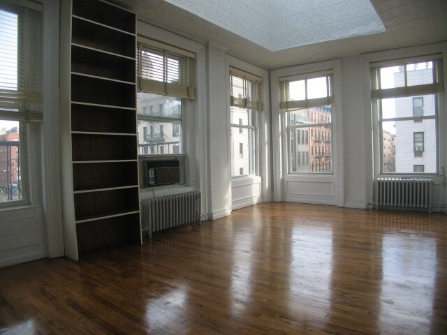 Foto del edificio - 145 E 2nd St