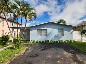 Building Photo - 921 8th St