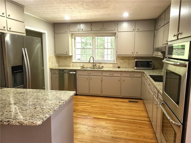 Foto del edificio - 2520 Riverglenn Cir