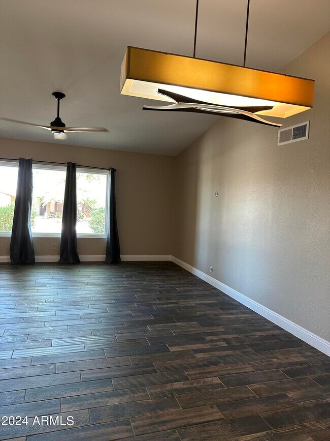 Foto del edificio - 2615 E Marilyn Rd