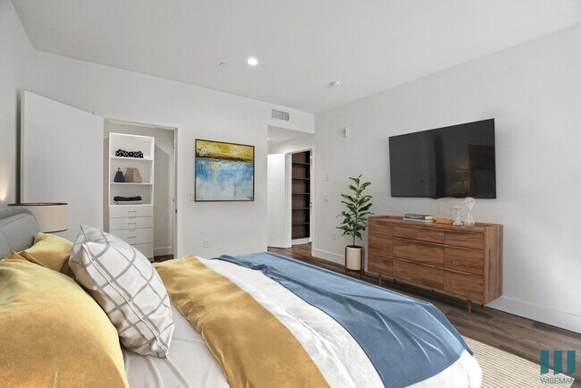 Dormitorio con vestidor y organizadores incorporados - Rosewood Heights by Wiseman