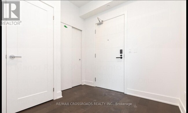 Building Photo - 8 Manor Rd W