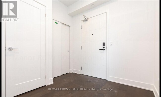 Photo du bâtiment - 8 Manor Rd W