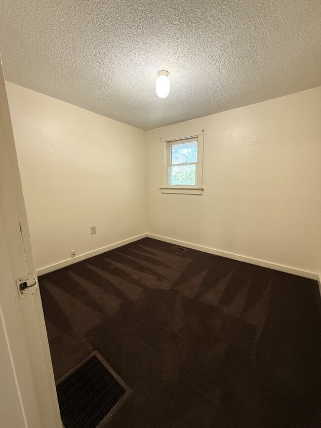 Building Photo - 711 E Elm St