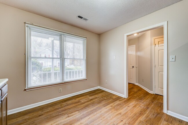 Foto del edificio - SW, Large Townhome, Wood/Vinyl Flooring, F...