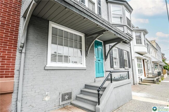 Building Photo - 459 Linden St