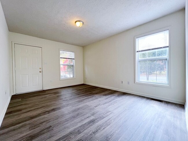 Foto del edificio - Two Bedroom Townhouse - 1.5 Baths - Spring Garden Triplex