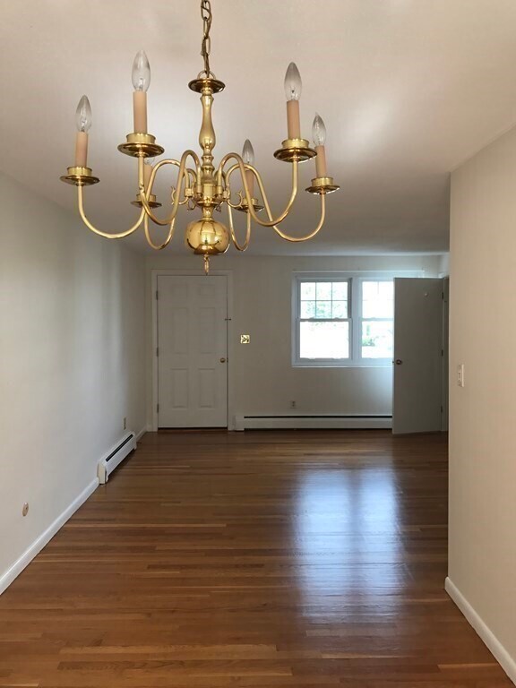 Foto del edificio - 83 Emerson Gardens Rd