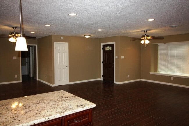 Building Photo - 1766 Maux Dr