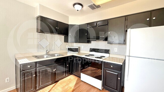 Building Photo - 6 S 31st Ave