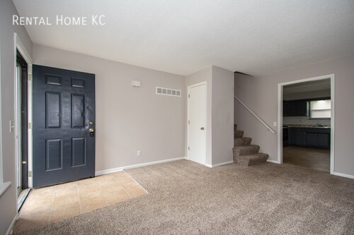 Building Photo - Roomy split-level w/finished lower level a...