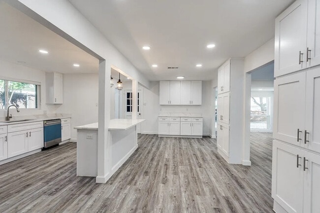 Modern - Spacious Kitchen - 1805 Boulder Dr