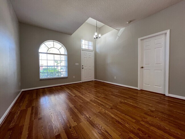 Building Photo - Beautiful 4/2 home in Apopka ~ Fenced In Y...