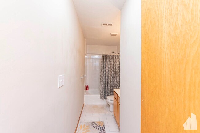 Foto del edificio - 1403 N Artesian Ave