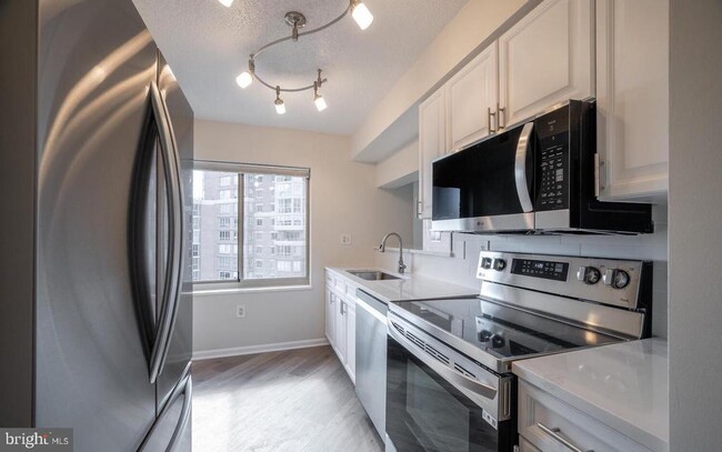 Foto del edificio - 2151 Jamieson Ave