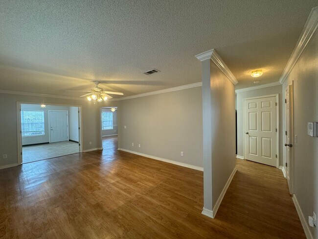 Building Photo - Large 4 Bedroom Home