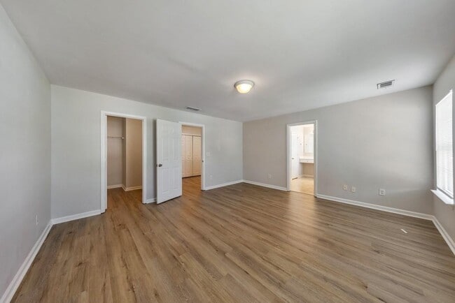 Building Photo - 2830 Mayfair Dr