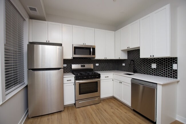 Building Photo - 656 W Wrightwood Ave