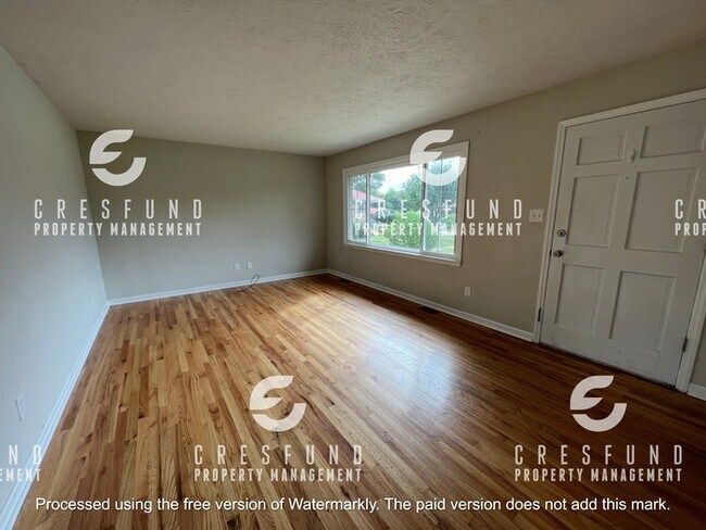 Foto del edificio - Great 3 Bed 2 Bath Tri Level with HUGE bac...