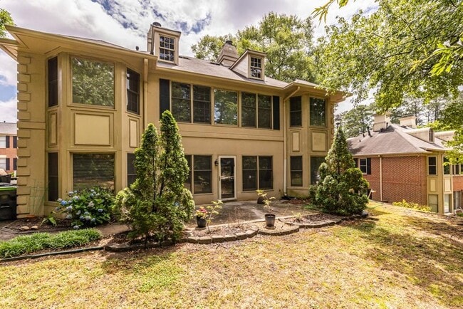 Building Photo - 5 Plantation Dr NE