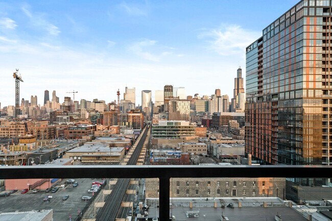 Foto del edificio - 1375 W Lake St