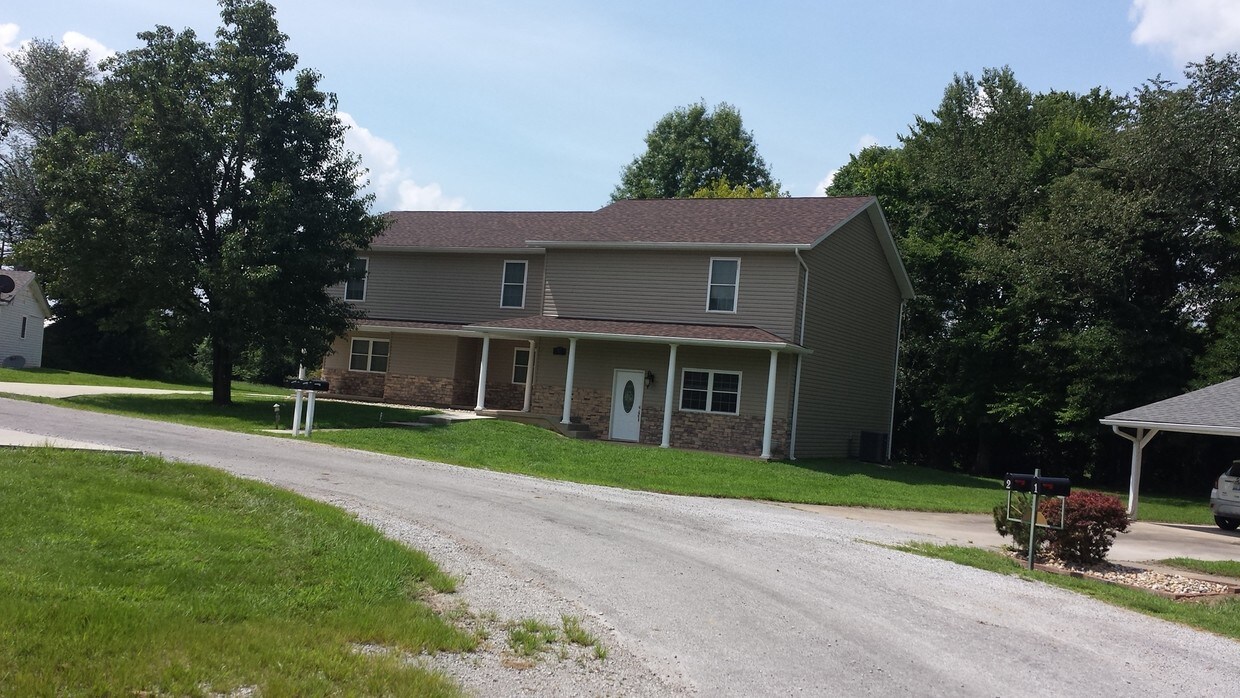Primary Photo - 71 Village Dr