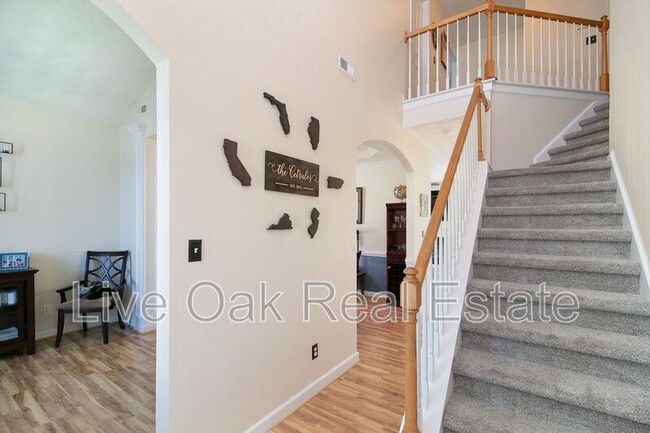 Building Photo - 909 Flores Ct