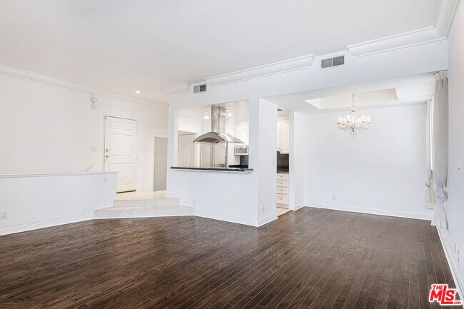 Building Photo - 315 N Swall Dr