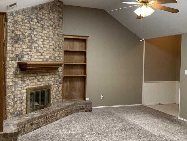 Foto del edificio - Spacious South Lubbock Townhome with Bonus Space & 2-Car Garage