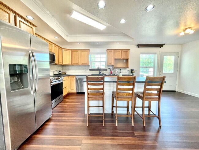 Building Photo - 3 bedroom, 2.5 bathroom Home, Pet friendly...