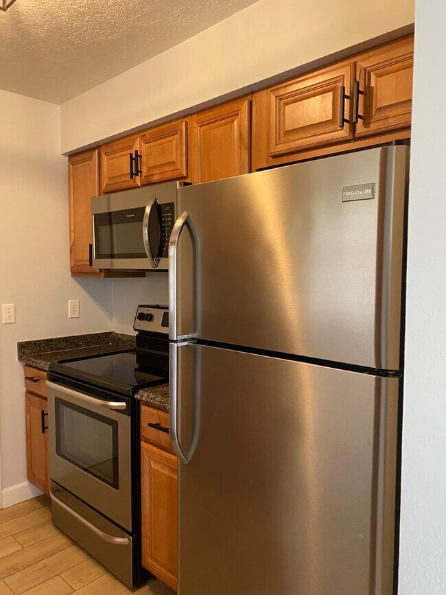 Building Photo - 2 bedroom 1 bath Duplex