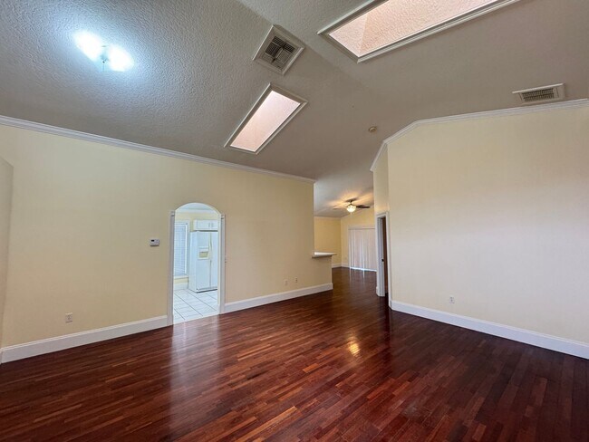 Building Photo - 3 Bedroom/2 Bathroom Beautiful Home in Kissimmee Hardwood floors