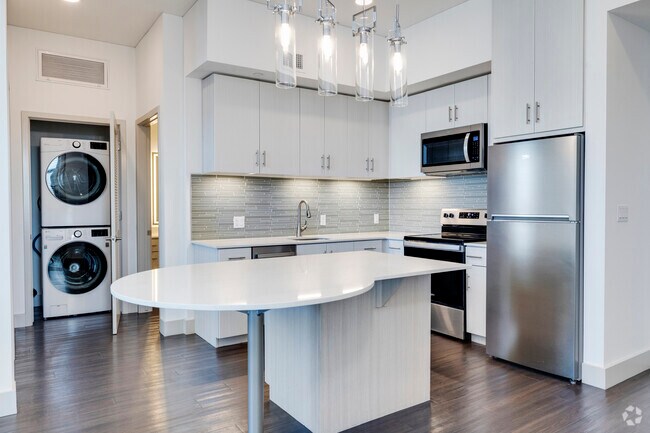 2BR, 2BA - 834SF - B7 - Cocina - Derby