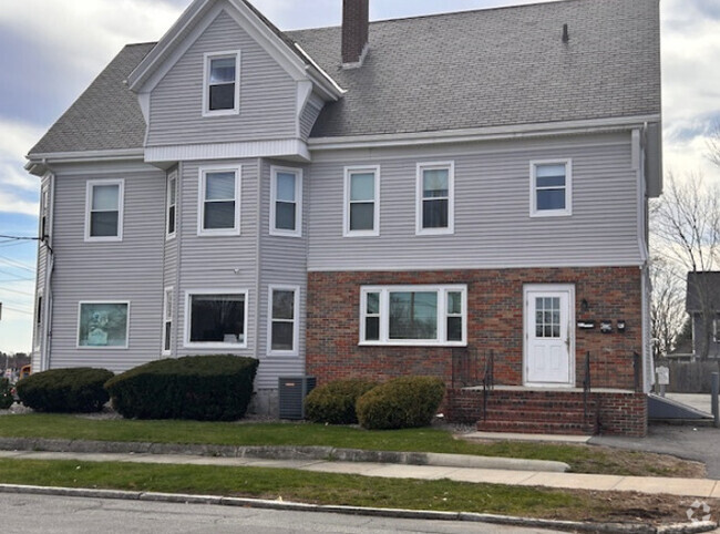 Building Photo - 493 Belmont St