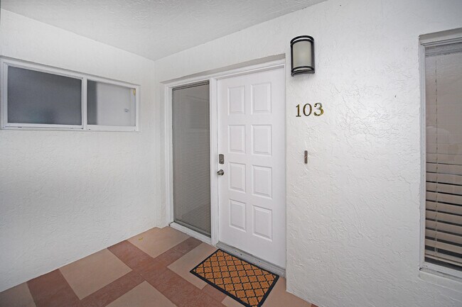 Foto del edificio - 7370 Orangewood Ln