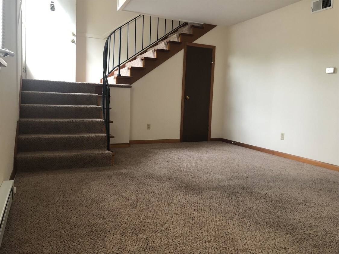 Primary Photo - 2106 W Woodriver Dr