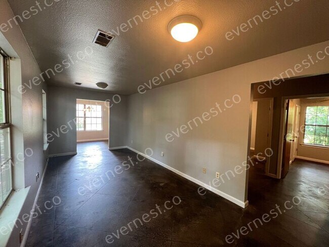 Building Photo - 816 W 35th St