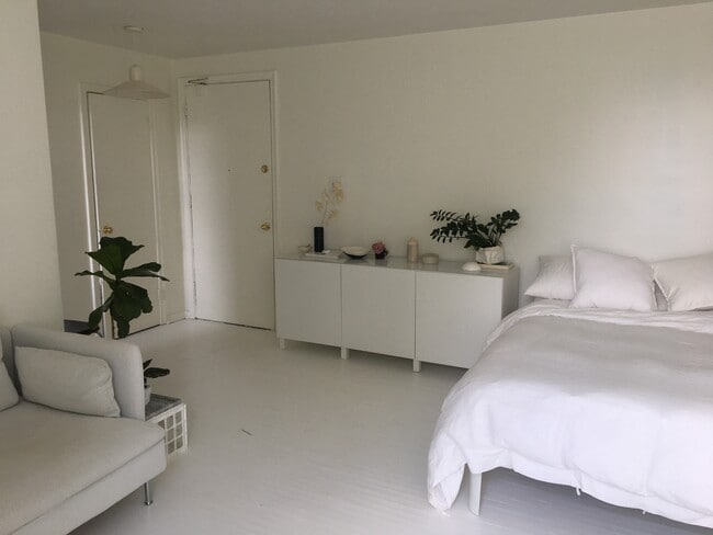 Building Photo - Bright Studio Apartment on Lake