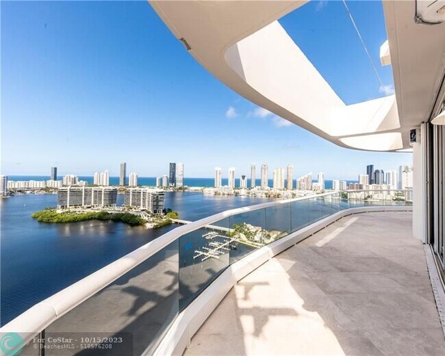 Foto del edificio - 7000 Island Blvd