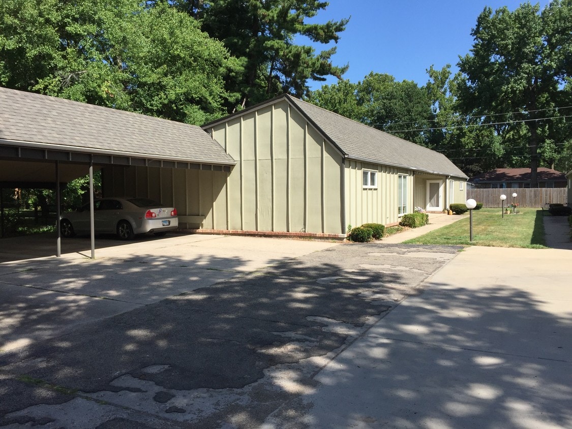 View showing carport & courtyard - 2113 Cardinal Dr