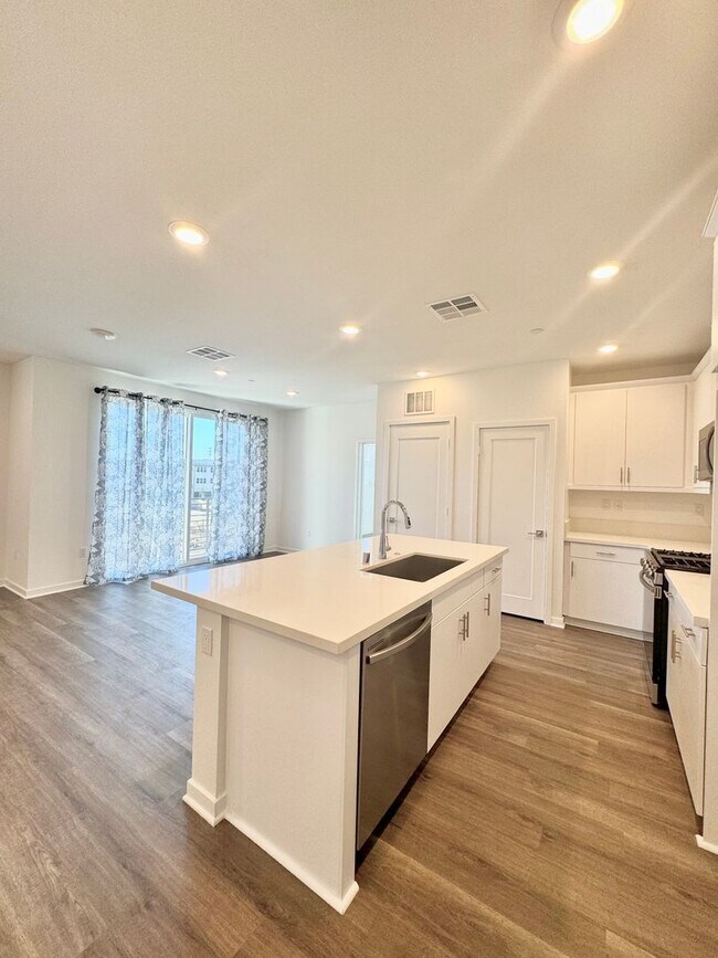Foto del edificio - Modern 3B/3B Townhome in Covina