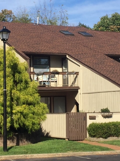 Bottom unit court yard - 17 Darien