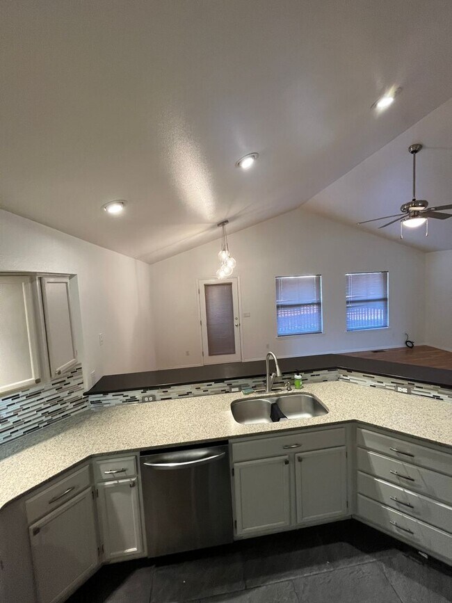 Foto del edificio - Beautiful Single Family 3 Bedroom!