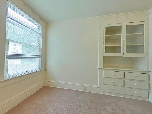 Building Photo - 1 Bedroom Tri-Plex ~ Close to Campus ~ Cat...